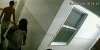Homens foram filmados por c&acirc;meras de seguran&ccedil;a do pr&eacute;dio ao chegarem no apartamento, antes do crime  Foto: Reprodu&ccedil;&atilde;o/TV Globo