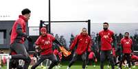 Foto: Nikki Dyer e Andrew Powell/Liverpool - Legenda: Jogadores do Liverpool durante treinamento da equipe / Jogada10