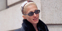Carolyn Bessette em alta: 5 tend&ecirc;ncias do minimalismo noventista que voltam a ditar a beleza em 2026. Foto: Getty Images / Purepeople