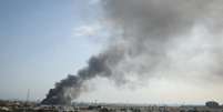 Fuma&ccedil;a sobe ap&oacute;s o Ir&atilde; lan&ccedil;ar um ataque com m&iacute;sseis contra o quartel-general da Quinta Frota da Marinha dos EUA em Manama. M&iacute;sseis atingiram a &aacute;rea da instala&ccedil;&atilde;o naval e colunas de fuma&ccedil;a foram vistas subindo das proximidades ap&oacute;s o ataque  Foto: Stringer/Anadolu via Getty Images