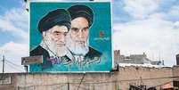 Mural em Hamadan, no oeste do Irã, com retratos do aiatolá Ruhollah Khomeini (à direita), o primeiro líder supremo após a Revolução Islâmica, e do aiatolá Ali Khamenei (à esquerda), que foi seu sucessor e morreu no último sábado (28/2)  Foto: Getty Images / BBC News Brasil