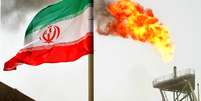 Foto de ilustra&ccedil;&atilde;o. A bandeira iraniana sobre os campos petrol&iacute;feros de Soroush, no Golfo P&eacute;rsico.  Foto: Reuters / RFI