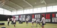 Foto: Divulgação - Legenda: Jogadores do Manchester United durante treinamento da equipe / Jogada10