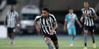 Vitinho (Botafogo) durante jogo contra o Nacional Potos&iacute;, no dia 25.02.2026. Foto: Associated Press / Alamy
