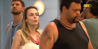 Ana Paula segue Babu para provoc&aacute;-lo  Foto: Reprodu&ccedil;&atilde;o | Globoplay