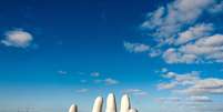 La Mano na Praia Brava se tornou ícone de Punta del Este, atraindo visitantes para fotos e contemplação do mar – depositphotos.com / xura  Foto: Giro 10