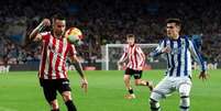 Foto: Divulgação / Athletic Bilbao - Legenda: Jogadores de Athletic Bilbao e Real Sociedad em disputa de bola na semifinal da Copa do Rei da Espanha / Jogada10