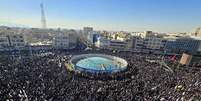 Apoiadores em ato ap&oacute;s a morte de Ali Khamenei  em Teer&atilde;   Foto: Getty Images / Anadolu / BBC News Brasil