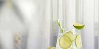 Água com limão emagrece mesmo? Nutricionista esclarece  Foto: Freepik