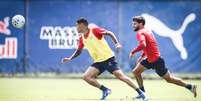 Vininicho e Juninho Capixaba, jogadores do Red Bull Bragantino.   Foto: Ari Ferreira/Red Bull Bragantino / Esporte News Mundo