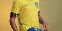 Neymar vestindo o poss&iacute;vel uniforme que o Brasil utilizar&aacute; na Copa do Mundo de 2026  Foto: Reprodu&ccedil;&atilde;o/Footy Headlines / Estad&atilde;o