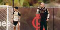 Leonardo Jardim conversou com os jogadores do Flamengo antes da primeira atividade &ndash;  Foto: Adriano Fontes/Flamengo / Jogada10
