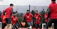 Foto: Divulgação - Legenda: Jogadores do Liverpool durante treinamento da equipe / Jogada10