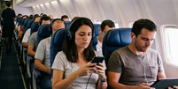 Companhia a&eacute;rea dos EUA passa a exigir fones de ouvido e pode banir passageiros Foto: Gemini