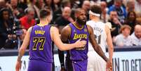 NBA: Doncic e LeBron James jogam para levar o Lakers a uma importante vit&oacute;ria  Foto: Alamy Live News