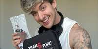 Influenciador trans Stevan Queiroz, de 32 anos, é o criador da fábrica que atende clientes em todo o país e em outros 14 países  Foto: Arquivo Pessoal