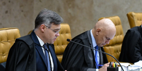 Andr&eacute; Mendon&ccedil;a (&agrave; esq.) acumulou as relatorias de duas investiga&ccedil;&otilde;es que podem alcan&ccedil;ar lideran&ccedil;as de diferentes espectros pol&iacute;ticos &mdash; e at&eacute; mesmo alguns de seus pares no STF, como Alexandre de Moraes (&agrave; dir)  Foto: Carlos Moura/STF / BBC News Brasil