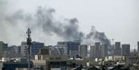 Coluna de fuma&ccedil;a emerge na periferia sul do L&iacute;bano ap&oacute;s bombardeios israelenses nesta sexta-feira (6).  Foto: AFP - MAHMUD HAMS / RFI