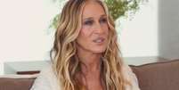 Sarah Jessica Parker n&atilde;o gostou de ter seu 'espa&ccedil;o individual' invadido  Foto: Reprodu&ccedil;&atilde;o/@sheerluxe