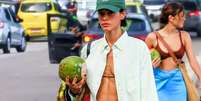 Bruna Marquezine valoriza tanquinho em flagra na praia com MELHOR look e rouba a cena com beleza natural. Fotos!.  Foto: AGNews / Purepeople