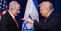O primeiro-ministro israelense, Benjamin Netanyahu (&agrave; esquerda) e o presidente americano, Donald Trump, em Palm Beach, na Fl&oacute;rida, em 29 de dezembro de 2025.  Foto: REUTERS - Jonathan Ernst / RFI