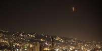 Objetos n&atilde;o identificados s&atilde;o vis&iacute;veis acima do sub&uacute;rbio sul de Beirute, no L&iacute;bano, em 7 de mar&ccedil;o de 2026.  Foto: ZUMA Press Wire via Reuters Conn - Daniel Carde / RFI