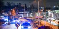 Carros de pol&iacute;cia ao lado da embaixada dos Estados Unidos em Oslo, na Noruega, atingida por uma explos&atilde;o neste domingo, 8 de mar&ccedil;o de 2026.  Foto: &copy; Javad Parsa / NTB/AFP / RFI