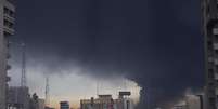 Fuma&ccedil;a sobe acima de Teer&atilde;, ap&oacute;s ataques, em 8 de mar&ccedil;o de 2026.  Foto: &copy; Reuters/Majid Asgaripour / RFI