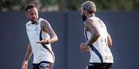 Neymar conversa com Gabigol no treino do Santos - Fotos: Raul Baretta/ Santos FC Foto: Jogada10