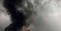 Fumaça sobe após ataques aéreos contra depósitos de petróleo em 8 de março de 2026 em Teerã, Irã.  Foto: Majid Saeedi/Getty Images