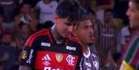 Foto: Reprodu&ccedil;&atilde;o - Legenda: Jorginho entrega bilhete a Pulgar durante Flamengo x Fluminense, no Maracan&atilde; / Jogada10