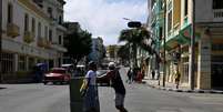Cubanos atravessam a p&eacute; um cruzamento em Havana onde os sem&aacute;foros deixaram de funcionar por causa de um apag&atilde;o, em 4 de mar&ccedil;o de 2026.  Foto: &copy; Norlys Perez / REUTERS / RFI