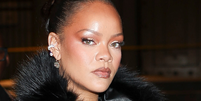 Quem é a mulher que teria atirado de fuzil na mansão de Rihanna? Com fiança que ultrapassa 50 milhões, autora do crime deixou mensagem perturbadora para cantora na web.  Foto: Getty Images / Purepeople