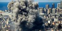 Fuma&ccedil;a subindo em meio a pr&eacute;dios no L&iacute;bano ap&oacute;s ataques de Israel no dia 09 de mar&ccedil;o de 2026  Foto: Getty Images / BBC News Brasil
