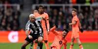 Jogadores de Newcastle e Barcelona em disputa de bola no St James&rsquo; Park &ndash;  Foto: George Wood/Getty Images / Jogada10
