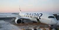 Imagem de ilustração. Um avião da Finnair na pista do aeroporto de Helsinque-Vantaa, Vantaa, na Finlândia. A companhia aérea alertou que até mesmo a disponibilidade de combustível poderia ser comprometida caso o conflito no Oriente Médio persista.  Foto: REUTERS - Tom Little / RFI