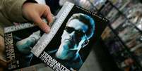 O cartaz do filme &ldquo;O Exterminador do Futuro 2: O Julgamento Final&rdquo;, com Arnold Schwarzenegger.  Foto: ASSOCIATED PRESS - GREG BAKER / RFI