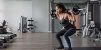 Exercício pouco lembrado pode ativar mais os glúteos do que o agachamento  Foto: Shutterstock / Sport Life