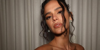 Bruna Marquezine assumiu o cabelo cacheado após a pandemia  Foto: Reprodução/Instagram