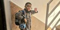 Segundo a m&atilde;e, o menino Mikaeil Mirdoraghi pediu que a foto fosse tirada antes dele ir &agrave; escola; ele &eacute; apontado como uma das v&iacute;timas do bombardeio a uma escola em Minab, no sul do Ir&atilde;, em 28 de fevereiro Foto: Reprodu&ccedil;&atilde;o/Redes Sociais