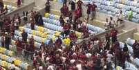 Confus&atilde;o nas arquibancadas do Maracan&atilde; ap&oacute;s vit&oacute;ria do Flamengo no Cruzeiro &ndash;  Foto: Reprodu&ccedil;&atilde;o / Jogada10