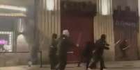 Torcedores do Celta armados com paus e pedras atacaram f&atilde;s do Lyon, em Vigo &ndash; Reprodu&ccedil;&atilde;o de video  Foto: Jogada10