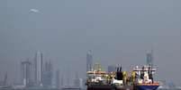 Navios comerciais s&atilde;o fotografados na costa de Dubai em 11 de mar&ccedil;o de 2026.  Foto: Divulga&ccedil;&atilde;o/AFP / Estad&atilde;o