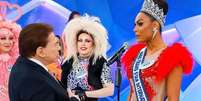 Silvio Santos, em junho de 2022, elao lado de diversas drag queens e transexuais, como Paulette Pink, Penelopy Jean, Dimmy Kieer, Deendjer Ti, Deendjer Vi  Foto: Reprodu&ccedil;&atilde;o/SBT