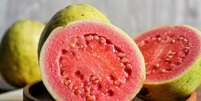 A goiaba &eacute; rica em vitaminas e nutrientes essenciais Foto: Muklis_7 | Shutterstock / Portal EdiCase