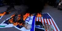 Imagens de Trump e do premi&ecirc; israelense, Benjamin Netanyahu, s&atilde;o queimadas em protesto no Paquist&atilde;o  Foto: ANSA / Ansa - Brasil