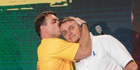 Fl&aacute;vio e Jair Bolsonaro  Foto: Reprodu&ccedil;&atilde;o/Instagaram @flaviobolsonaro