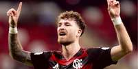 Jogador do Flamengo encerrou briga judicial contra influenciadora digital  Foto: Gilvan de Souza/Flamengo / Jogada10