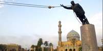 Tropas americanas entraram no centro de Bagd&aacute;, no Iraque, e derrubaram a est&aacute;tua de Saddam Hussein em 9 de abril de 2003  Foto: Gilles BASSIGNAC/Gamma-Rapho via Getty Images / BBC News Brasil
