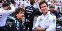 Toto Wolff e Kimi Antonelli em 2025 ap&oacute;s fim da temporada Foto: Reprodu&ccedil;&atilde;o / Mercedes F1